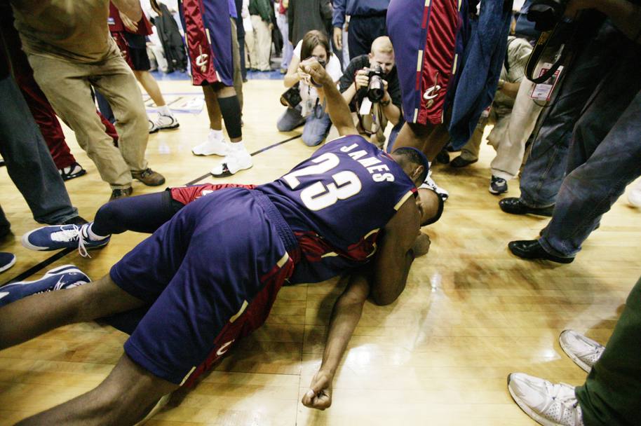 L&#39;abbraccio tra LeBron e un compagno dopo la vittoria con i Wizards nei playoff del 2006. Getty